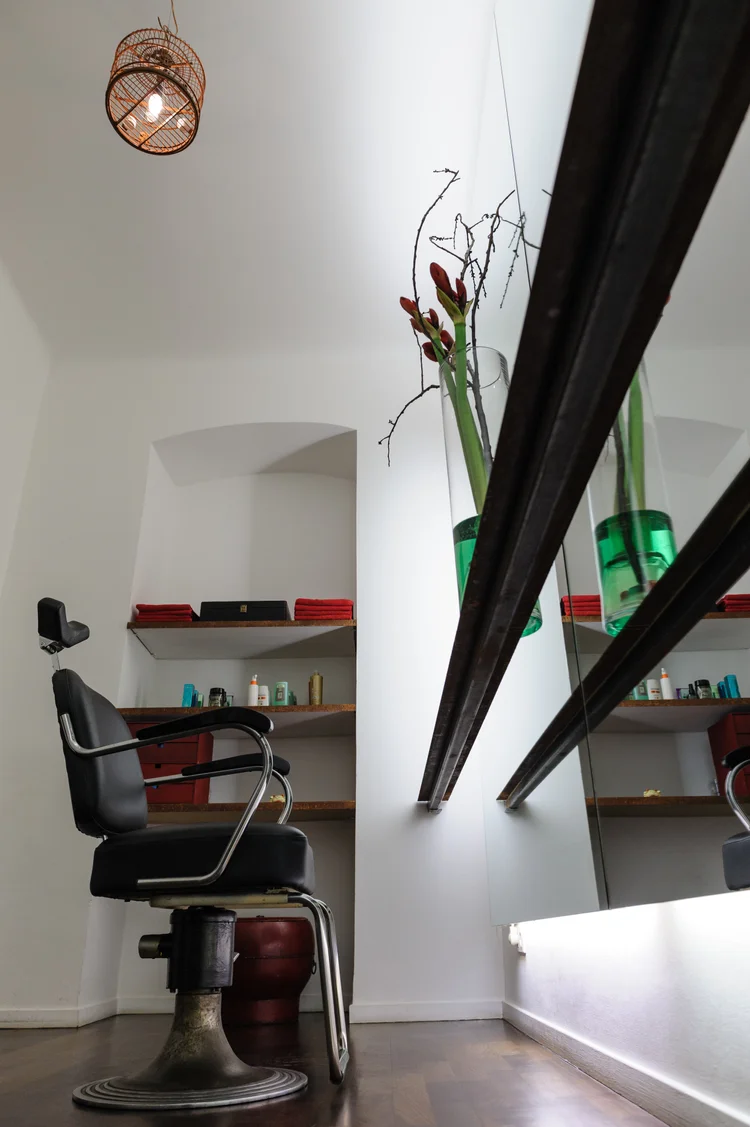 Heller Innenraum des Van Vuong Haarstudios